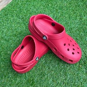 Crocs Classic Clogs | Juniors size 3 - Varsity Red